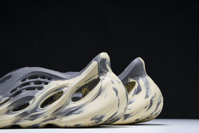 yee**zy slide gv7904