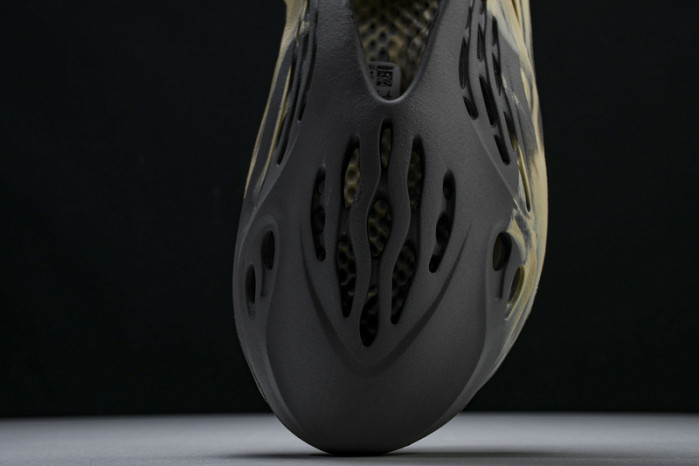 yee**zy slide gv7904