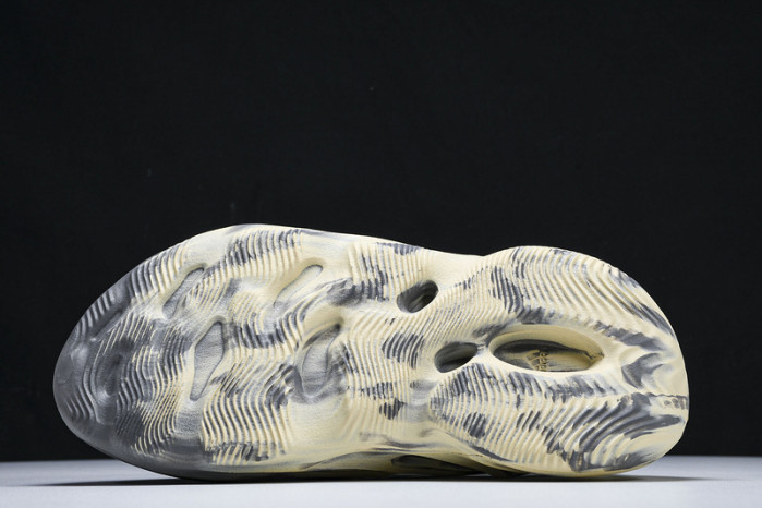 yee**zy slide gv7904