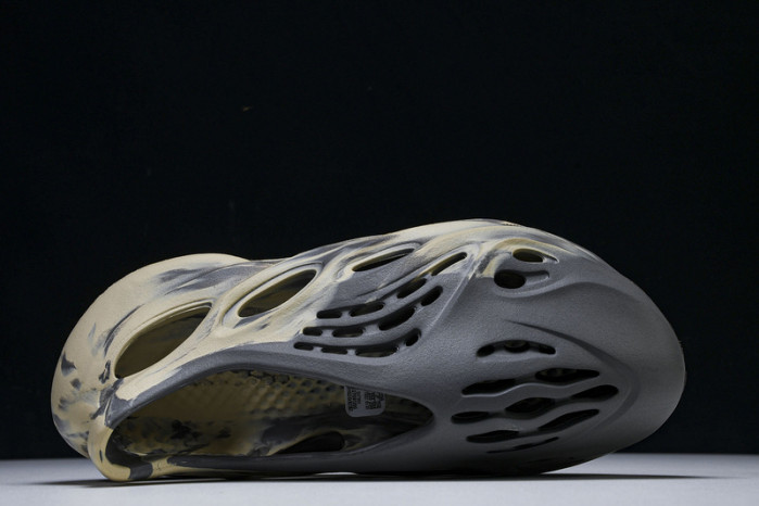 yee**zy slide gv7904