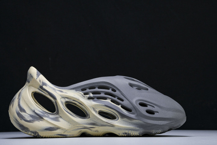 yee**zy slide gv7904