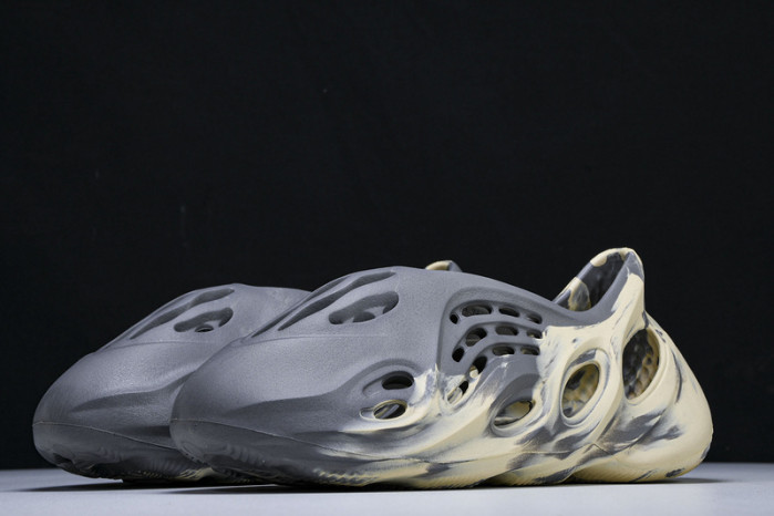 yee**zy slide gv7904