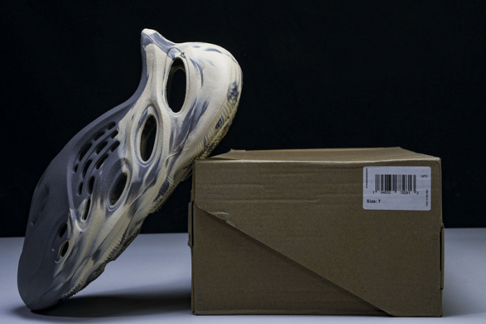 yee**zy slide gv7904