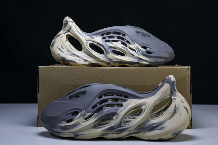 yee**zy slide gv7904